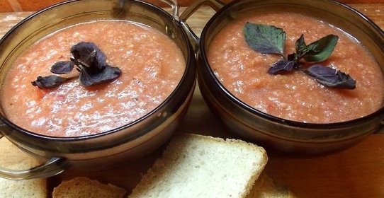 Гаспачо классический с хлебом