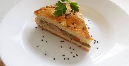 Пирог с курицей, лесными грибами и овощами