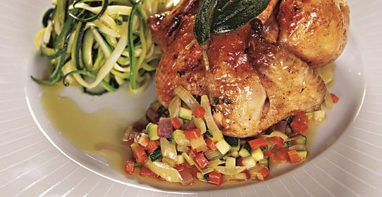 Цыпленок-пуссин с овощным соте и спагетти из цуккини
