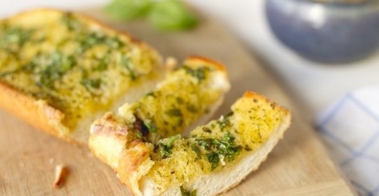 Хлеб с чесноком и зеленью