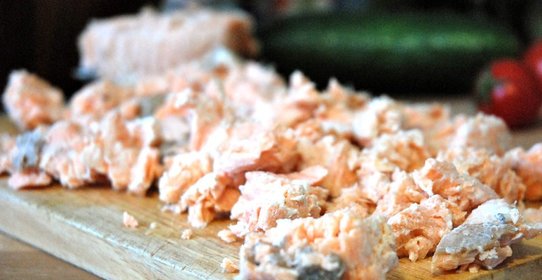 Зеленый салат с семгой и фетой