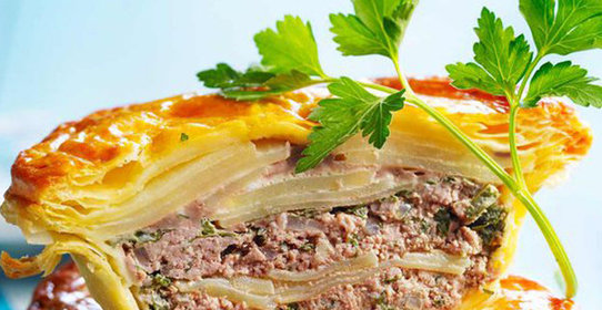 Слоеный пирог с картофелем и говяжьим фаршем