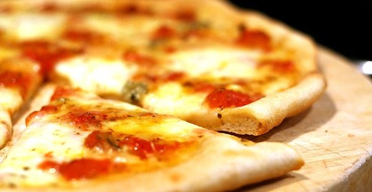 Пицца с копченым сыром