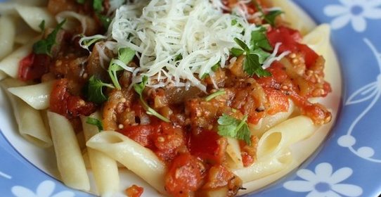 Пенне с соусом из помидоров и баклажанов