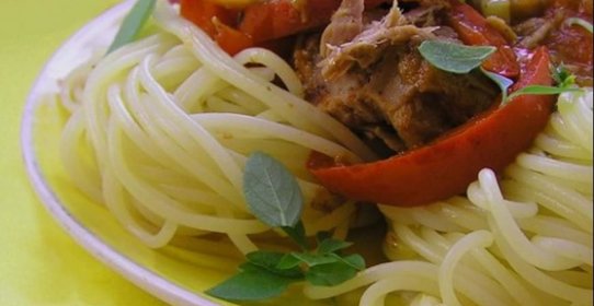 Паста с тунцом под соусом из сладкого перца