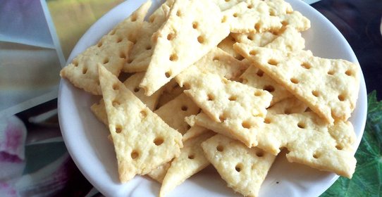 Соленые сырные крекеры