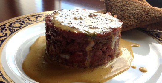 Тар-тар из говядины с заправкой винегрет из желтков