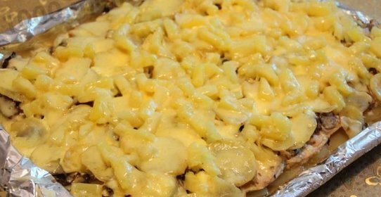 Мясо по-французски с грибами и ананасами