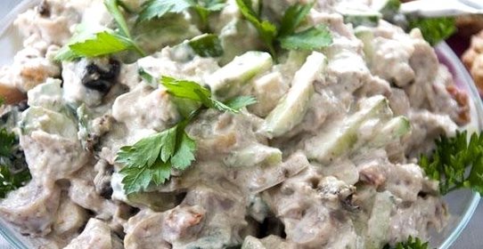 Салат с курицей, огурцом и черносливом