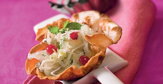 Салат с квашеной капустой и мятой