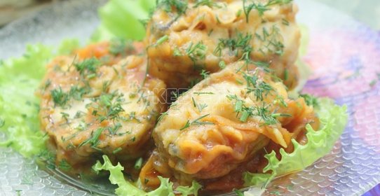 Минтай тушеный с протёртыми томатами