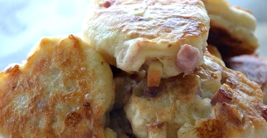 Оладьи с копченым сыром и колбасой