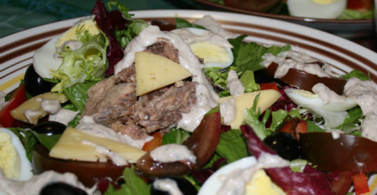 Салат с тунцом со сметанной заправкой