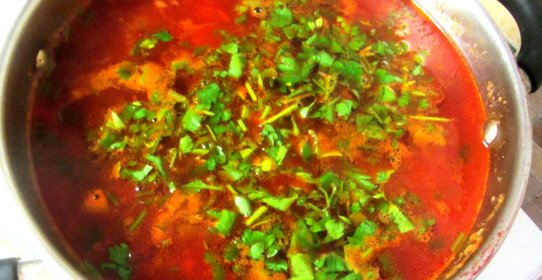 Красный борщ с пампушками