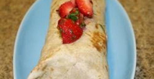 Пикантные трубочки с индейкой и клубничной сальсой