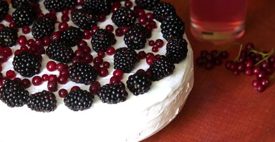 Торт с ежевикой и красной смородиной