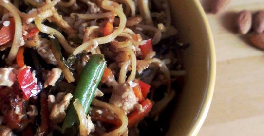 Жареная лапша с тофу и овощами в соусе терияки