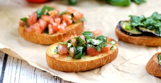 Брускетта с баклажанами и помидорами