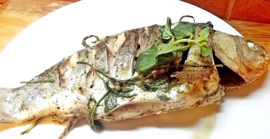 Карась запеченный в сметане и специях