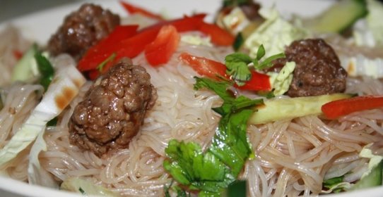 Фунчоза с говяжьими тефтельками и овощами