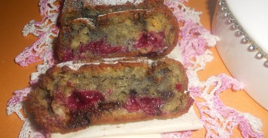 Шарлотка с вишней и шоколадом