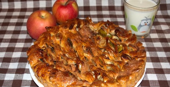 Пирог с яблоками из дрожжевого теста