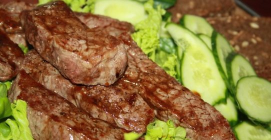 Стейки из мякоти бедра (мраморной говядины) на сковороде-гриль