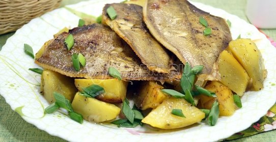 Камбала в духовке с картофелем