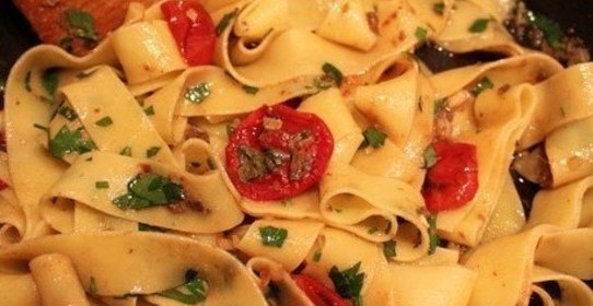 Паппарделле с чесноком, анчоусами и оливковым маслом