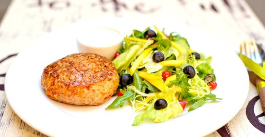 Бургер из индейки с зеленым салатом и фермерской сметаной