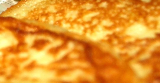 Картофельные оладьи с луком и сметанным соусом