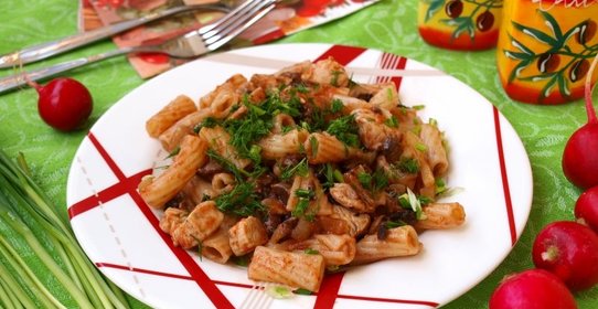 Макароны с грибами и курицей