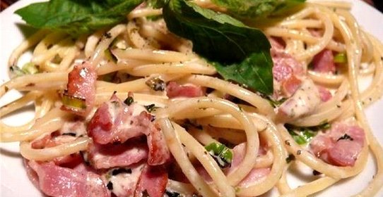 Спагетти с беконом в сырном соусе