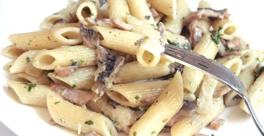 Макароны с беконом и грибами