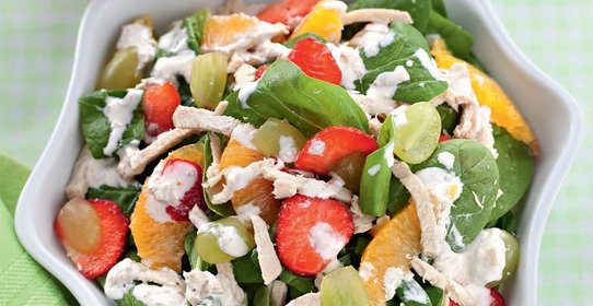 Фруктовый салат со шпинатом и мясом цыпленка