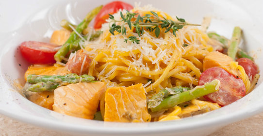 Спагетти с лососем и спаржей в сливочном соусе