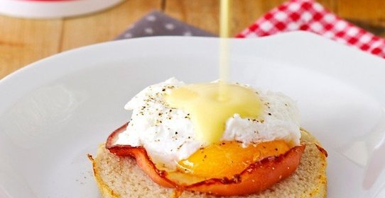 Булочка с беконом и яйцом