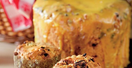 Шафрановый кулич с курагой и абрикосовой глазурью