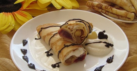 Блинчики с тройной начинкой (яблочной,творожной и клубничной)