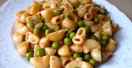 Макароны с зеленым горошком