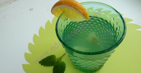 Напиток лимонад из мяты и лимона