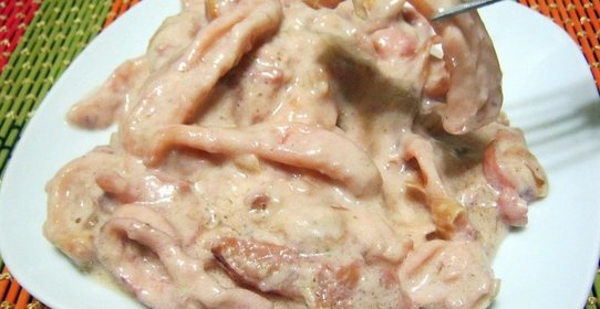 Кальмары тушеные в сметане с луком