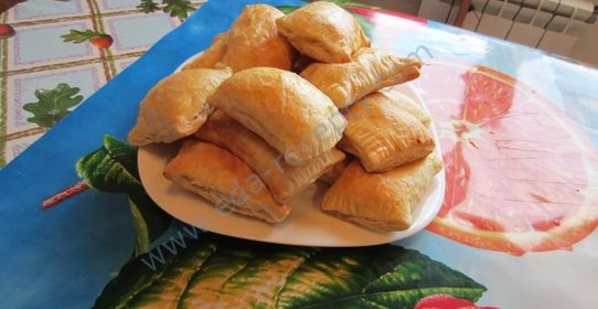 Пирожки из слоеного теста в духовке с яичной начинкой