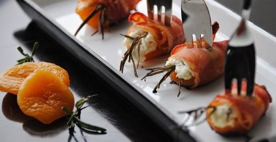 Рулетики из бекона с курагой