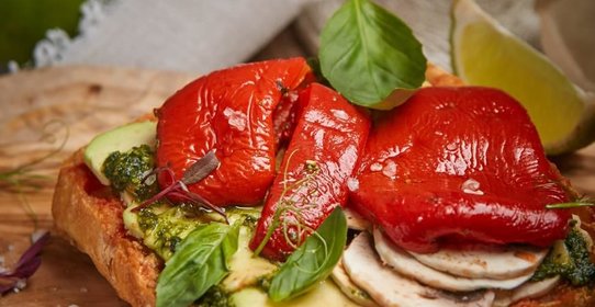 Хрустящая брускетта с печеным болгарским перцем