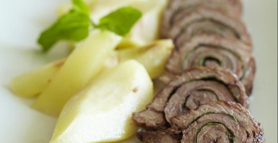 Мясной рулет с фруктами