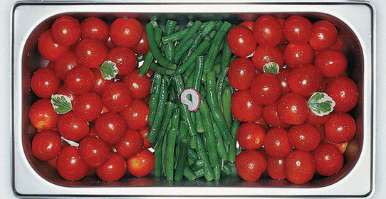 Салат из фасоли и помидоров черри