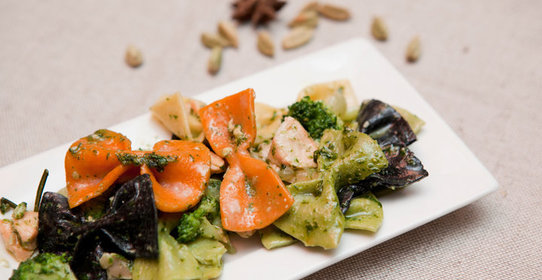 Цветные фарфалле с семгой