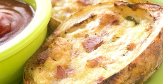 Запеченный фаршированный картофель с брокколи, беконом и сыром