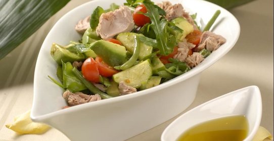 Овощной салат с консервированным тунцом